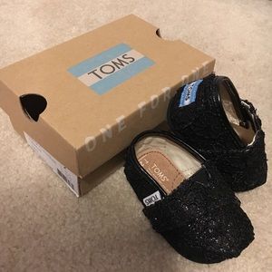 TOMS classic black crochet glitter T2